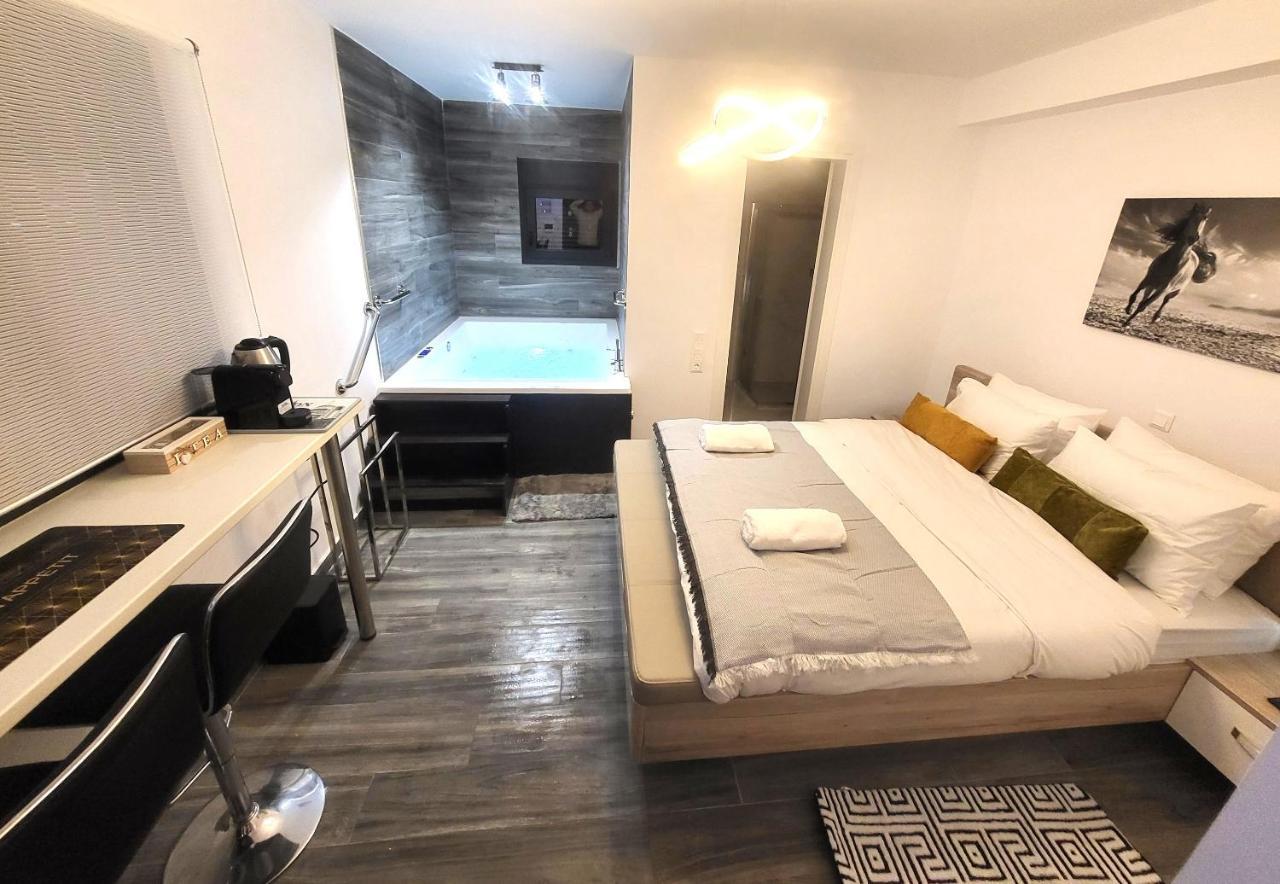 Fabilicious Suites - 2 Apartments- Romantic Jacuzzi & Spacious Family Comfort Atenas Exterior foto
