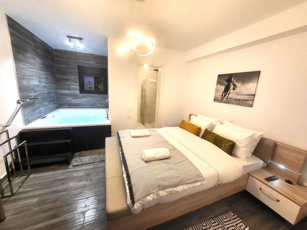 Fabilicious Suites - 2 Apartments- Romantic Jacuzzi & Spacious Family Comfort Atenas Exterior foto