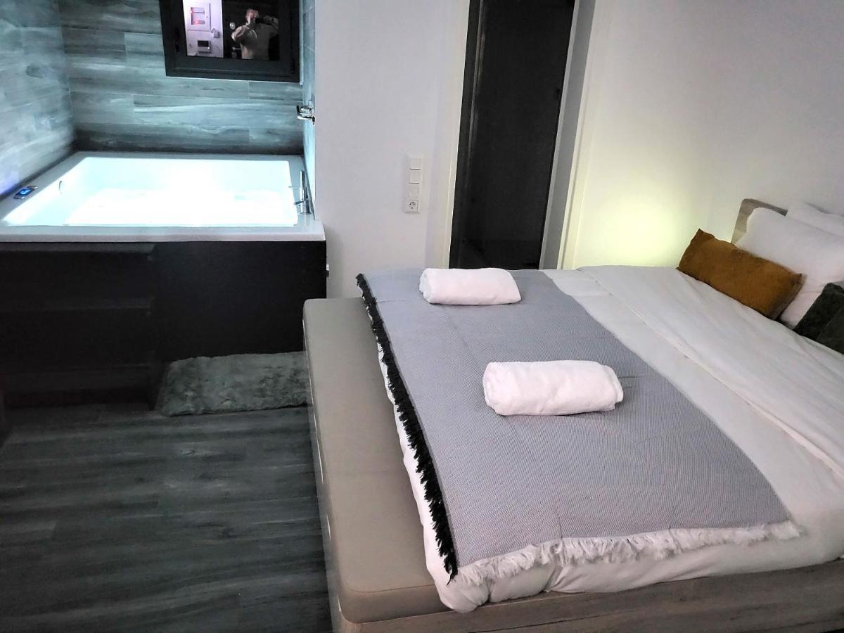 Fabilicious Suites - 2 Apartments- Romantic Jacuzzi & Spacious Family Comfort Atenas Exterior foto