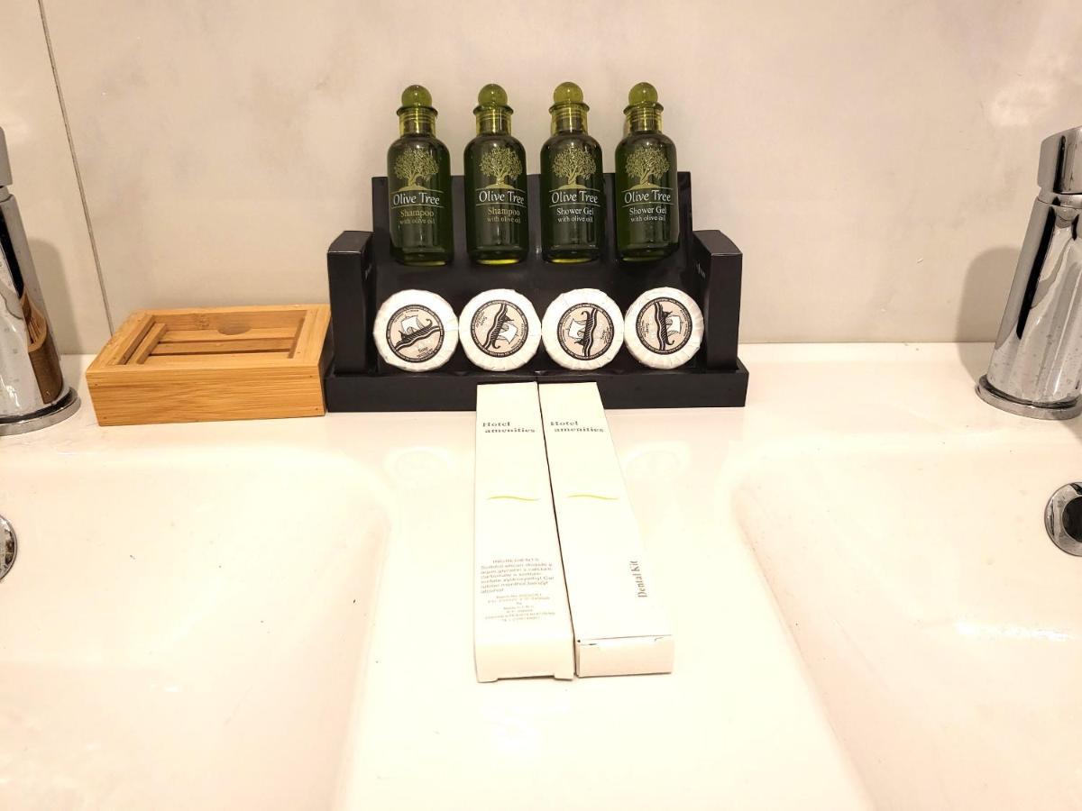 Fabilicious Suites - 2 Apartments- Romantic Jacuzzi & Spacious Family Comfort Atenas Exterior foto