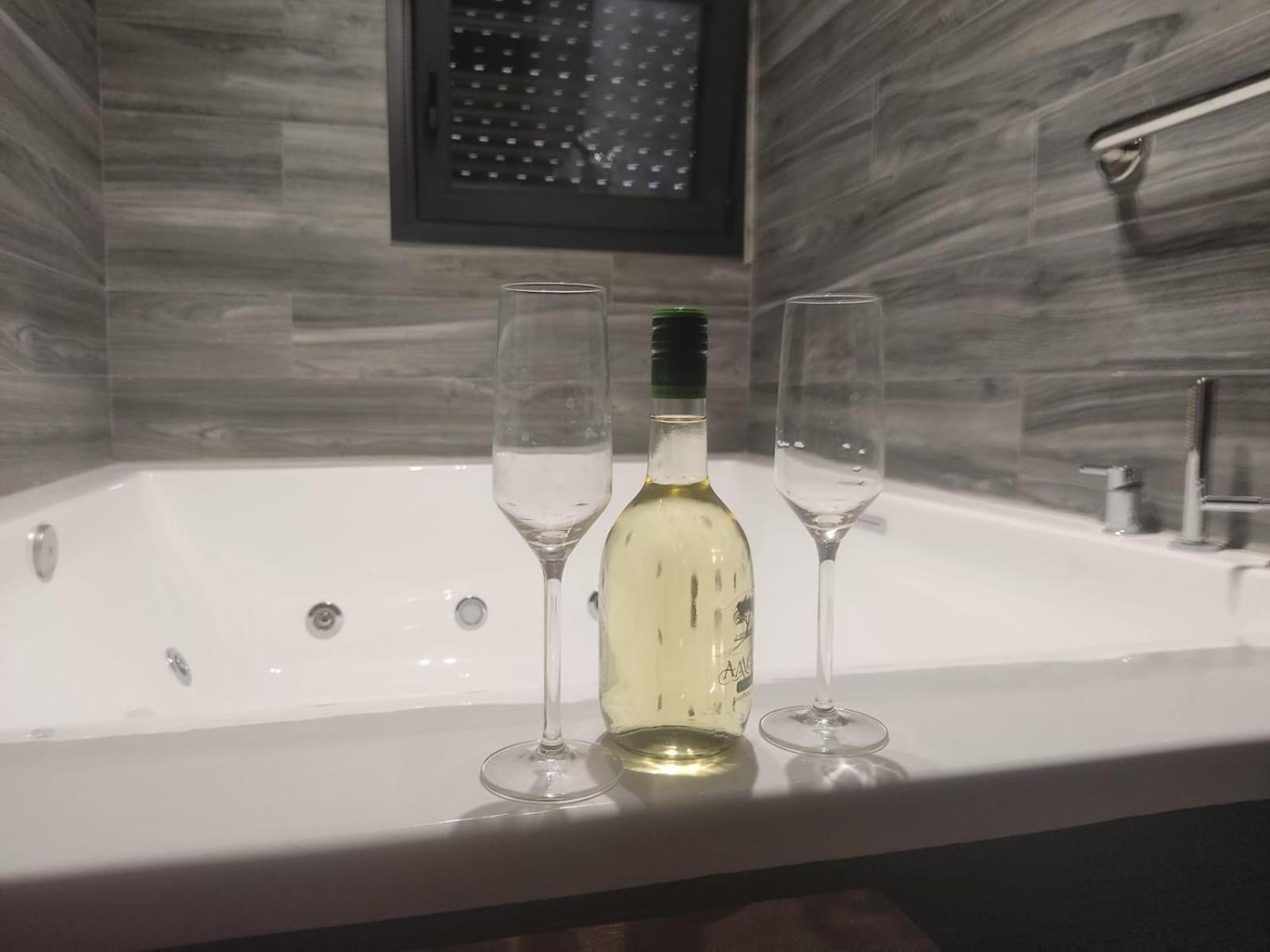 Fabilicious Suites - 2 Apartments- Romantic Jacuzzi & Spacious Family Comfort Atenas Exterior foto