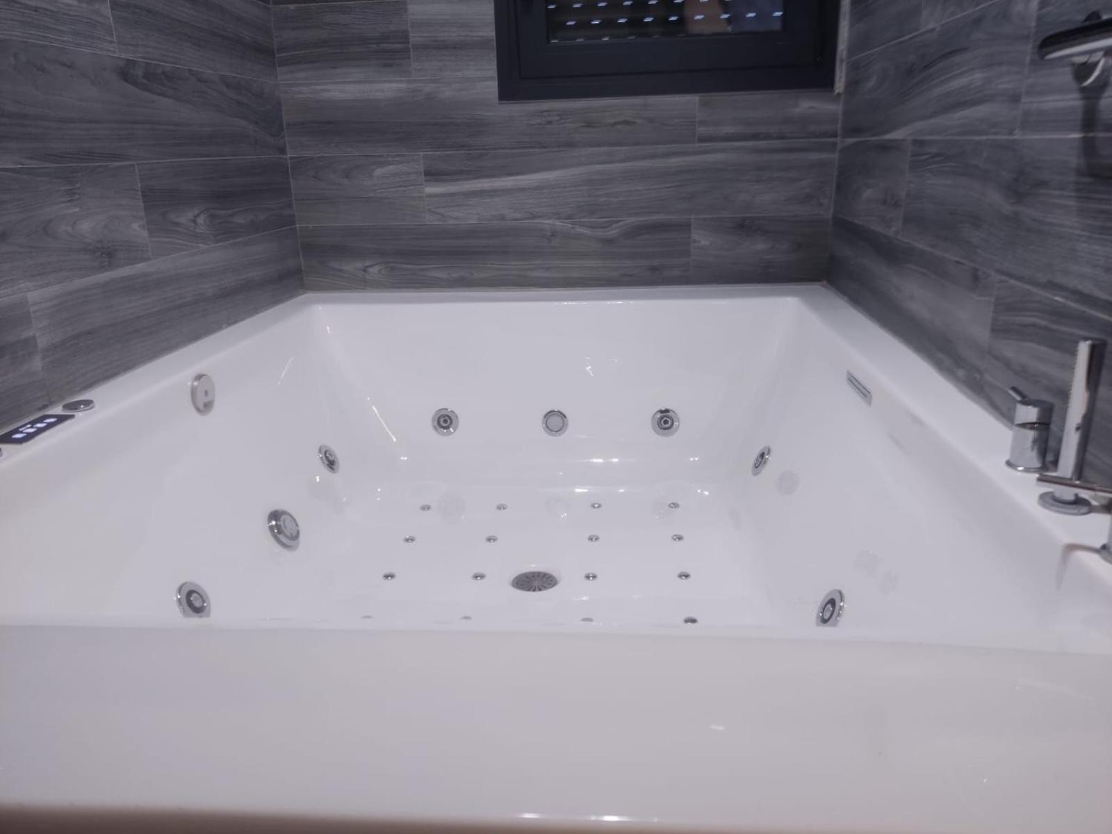 Fabilicious Suites - 2 Apartments- Romantic Jacuzzi & Spacious Family Comfort Atenas Exterior foto